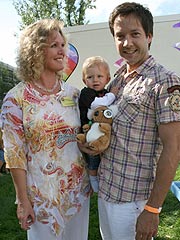 Christa Jäger-Schrödl, jogoli-Geschäftsleitung, mit Schauspieler Christof Arnold und Sohn Luan (Foto: Veranstalter)